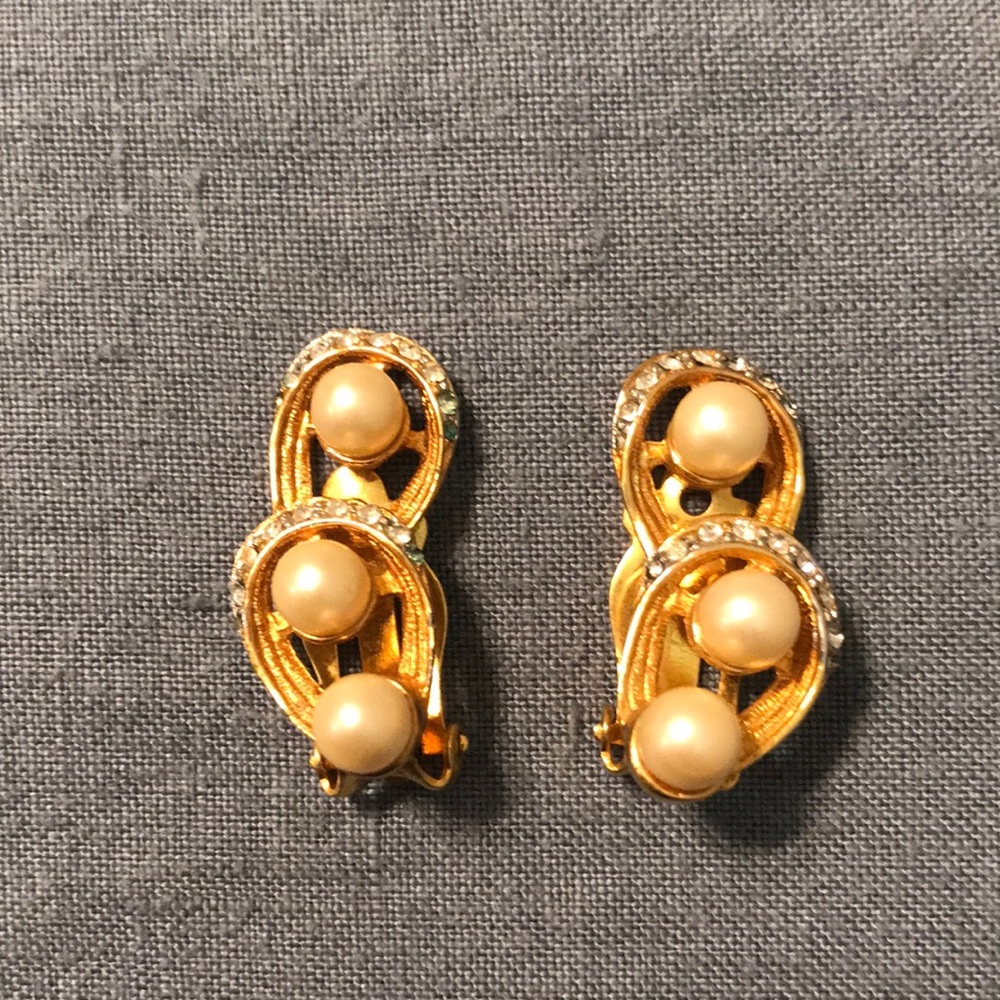 Clip on gold and pearl earrings vintage